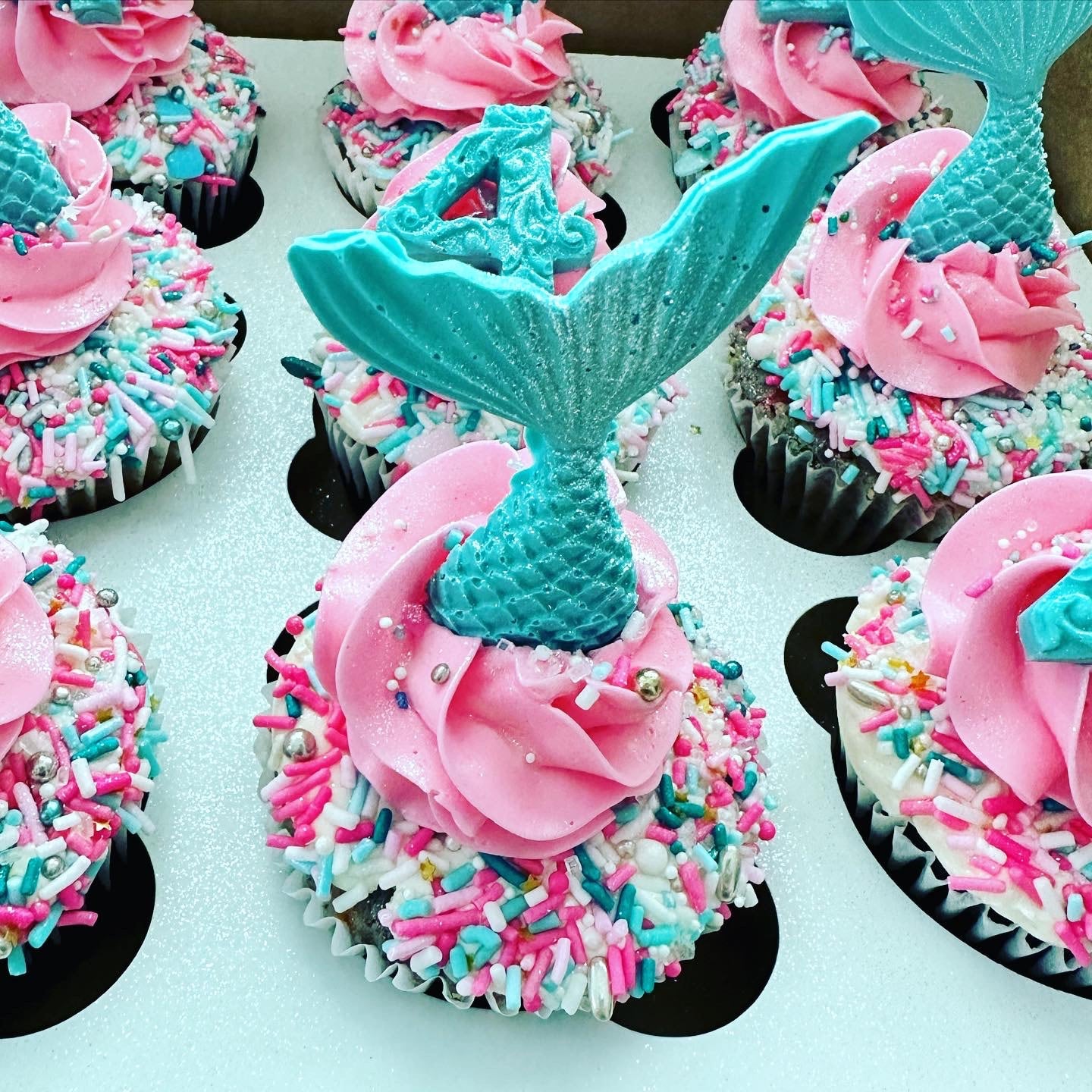 Bclip BabyToLove - Transforme N'importe Quel Tissu En Bavoir - Pour Bébé Dès 6 Mois - Motif Cupcake Rose
